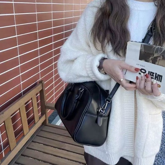 Large capacity women's handbag, commuter crossbody bag, new autumn and winter style women's handbag, niche high-end tote bag